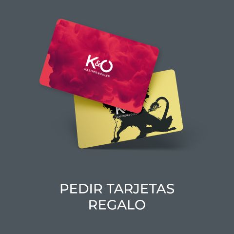 Sobre un fondo gris, se muestran dos tarjetas de regalo. Una tarjeta es roja con el logo de "Kastner & Öhler", la otra es amarilla con una silueta de león negra. Debajo está el texto "PEDIR TARJETAS REGALO".