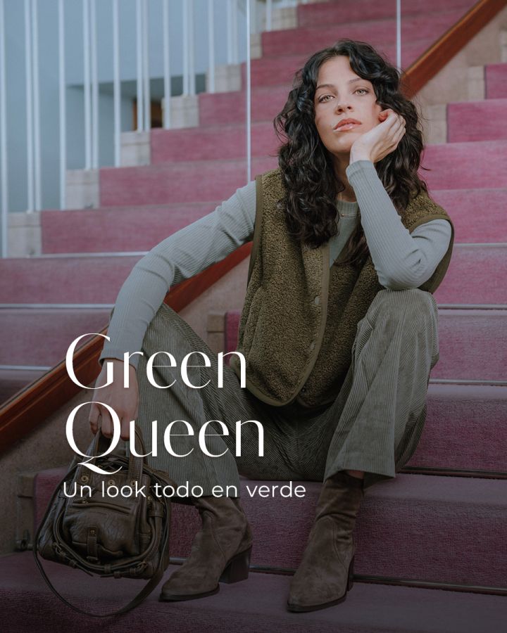 Una mujer con cabello oscuro ondulado está sentada en una escalera rosa. Lleva pantalones de pana verdes, una camisa verde de manga larga, un chaleco verde oliva y botas de gamuza marrones; a su lado hay un bolso marrón. El texto dice "Green Queen. Un look todo en verde.