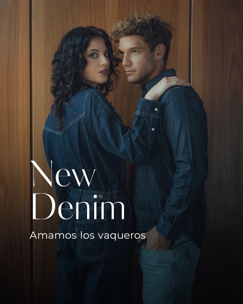 Una mujer y un hombre en ropa vaquera están de pie muy cerca uno del otro frente a un panel de madera. El texto en la imagen dice: "New Denim. Amamos los vaqueros.