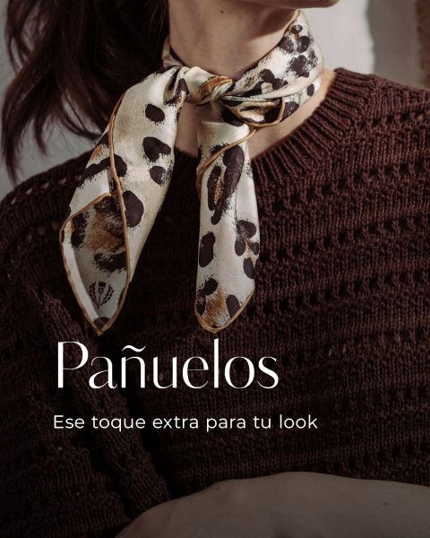 Mujer con un pañuelo de estampado animal atado al cuello, usando un suéter marrón. Texto: "Pañuelos. Ese toque extra para tu look".