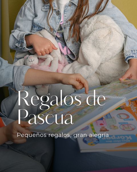 Dos niños están sentados juntos, sostienen conejos de peluche en la mano y leen un libro, cerca hay regalos de Pascua. Texto: "Regalos de Pascua. Pequeños regalos, gran alegría.