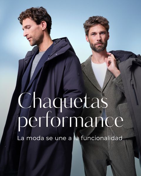 Dos hombres modelan chaquetas; uno lleva un abrigo oscuro con capucha sobre ropa casual, el otro lleva un traje de pana gris claro y sostiene un abrigo oscuro sobre el hombro. Chaquetas performance. La moda se une a la funcionalidad.