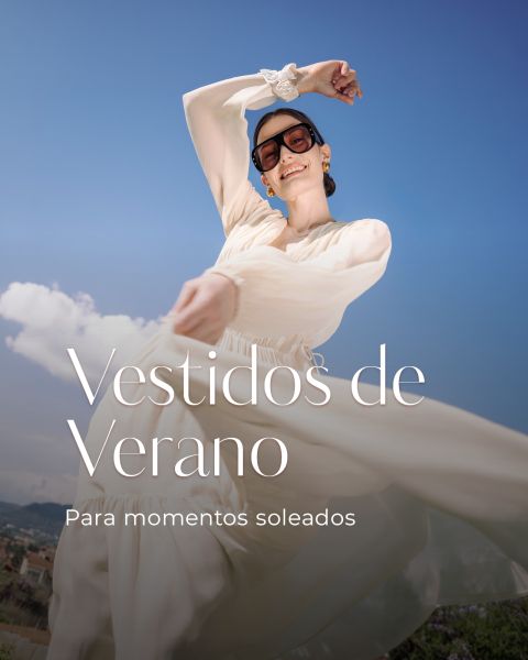 Eine lächelnde Frau in einem wallenden weißen Kleid und mit Sonnenbrille posiert im Freien unter blauem Himmel. Text: "Vestidos de Verano. Para momentos soleados.