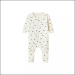 Ein langärmeliger, cremefarbener Baby-Strampler mit einem Reißverschluss an der Vorderseite und kleinen blauen und schwarzen Gitarren- und Musiknotenaufdrucken, die über den Stoff verstreut sind.