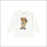 Weißes langärmeliges Kinderhemd mit der Illustration eines Teddybären, der einen beigen Kapuzenpulli mit einem "B" und schwarze Turnschuhe trägt und einen Basketball hält. Der Markenname "Mayoral" ist auf dem Kragen sichtbar.