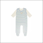 Baby-Outfit mit weißem, langärmeligem Oberteil und blau-weiß gestreifter Latzhose mit einem kleinen gestickten Bärengesicht auf der Brust. Das Outfit liegt flach auf einem einfarbigen Hintergrund.