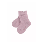 Ein Paar hellrosafarbene, strukturierte Babysocken mit dem Wort "FALKE" in roter Schrift auf der Sohle, die auf einem schlichten weißen Hintergrund abgebildet sind.