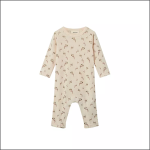 Ein langärmeliger, cremefarbener Babystrampler mit kleinem Blumenmuster, der flach auf weißem Hintergrund liegt.