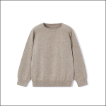 Ein einfarbiger, langärmeliger, hellbrauner Strickpullover liegt flach auf einem weißen Hintergrund. Der Pullover hat einen Rundhalsausschnitt, gerippte Bündchen und einen gerippten Saum.