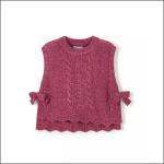 Ärmellose rosa Strickweste mit Zopfmuster, überschnittenem Saum und dekorativen Seitenschleifen. Die Weste hat einen runden Halsausschnitt und eine weiche, strukturierte Optik.