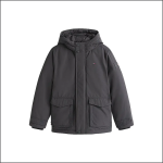 Dunkelgraue Winterjacke mit Kapuze, langen Ärmeln, Druckknöpfen vorne, zwei großen Pattentaschen vorne und dezenten Logodetails auf der Brust und dem oberen Ärmel auf einem schlichten weißen Hintergrund.