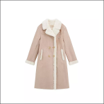 Ein langer, hellrosa Zweireiher mit weißem Kunstpelzbesatz an Kragen, Manschetten und Innenkanten. Der Mantel hat zwei Vordertaschen und goldene Knöpfe, die auf einem schlichten weißen Hintergrund angebracht sind.