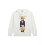 Weißes Kapuzensweatshirt mit der Abbildung eines Bären, der ein schwarzes Oberteil, einen Faltenrock und eine Handtasche trägt. Darüber steht das Wort "Guess" und darunter "Los Angeles 1981".