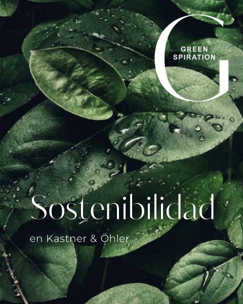 Primer plano de hojas verdes con gotas de agua, superpuesto con el texto "Sostenibilidad en Kastner & Öhler" y "Green Spiration" en una gran letra G.