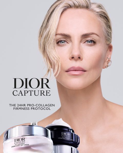 Una mujer con cabello claro y ojos azules posa junto a dos tarros de tratamiento para la piel Dior Capture con un texto sobre el protocolo de firmeza Pro-Collagen 24HR.