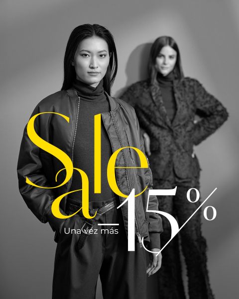 Dos mujeres elegantemente vestidas posan con confianza; sobre un fondo gris se lee en letras amarillas y blancas "Sale 15%" y "Una vez más".