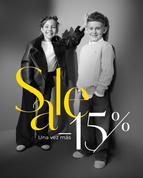 Dos niños sonrientes posan con atuendos elegantes con una gran inscripción amarilla "Sale 15%" y un texto más pequeño debajo "Una vez más.".