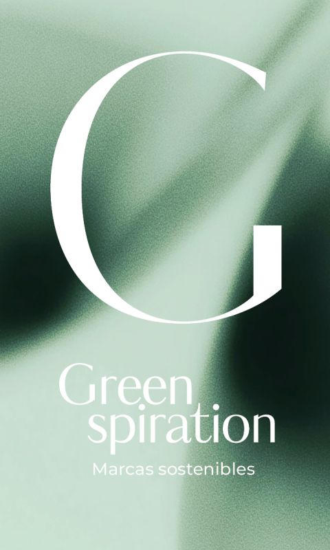Gran letra blanca "G" con las palabras "Greenspiration Marcas sostenibles" sobre un fondo verde suave y borroso.
