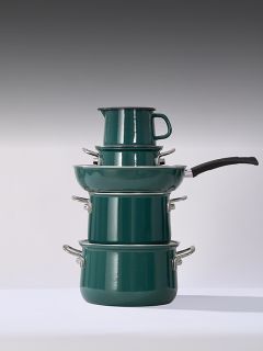 Una pila de utensilios de cocina verdes, que incluyen ollas, sartenes y una taza, está dispuesta verticalmente frente a un fondo neutro.