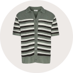 Kurzärmeliges Strickhemd mit grünen, weißen und schwarzen Querstreifen und Kragen auf einfarbigem Hintergrund.