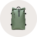 Ein eleganter, salbeigrüner Rolltop-Rucksack mit einer Reißverschlusstasche auf der Vorderseite und einem schwarzen Schnallenverschluss auf einem hellen, runden Hintergrund.