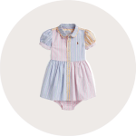 Babykleid mit kurzen Ärmeln und mehrfarbigen vertikalen Streifen, Knopfleiste und Kragen, dargestellt auf einem einfarbigen hellen Hintergrund.