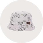 Hellgrauer Eimerhut mit verspielten Tierillustrationen und einem kleinen braunen Aufnäher auf der Vorderseite, dargestellt auf einem schlichten weißen Hintergrund.