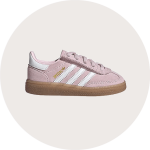 Rosa Wildleder-Sneaker mit weißen Streifen, brauner Gummisohle und goldenem "SAMBA"-Schriftzug an der Seite auf einem hellen, runden Hintergrund.