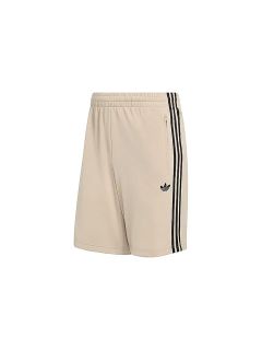 Pantalones cortos Adidas de color beige con rayas negras en el lateral, cintura elástica, un bolsillo con cremallera y un logotipo negro de Adidas en la pierna izquierda.