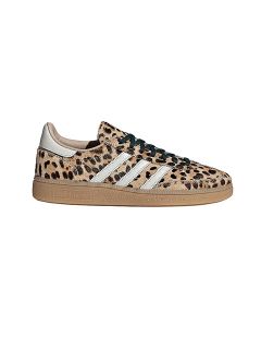 Zapatillas Adidas con estampado de leopardo, rayas blancas, cordones negros y suela de goma marrón claro, en vista lateral.