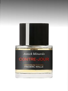 Frasco del perfume Contre-Jour de Annick Ménardo para Frédéric Malle, con tapón negro y etiqueta negra con letras rojas y blancas.