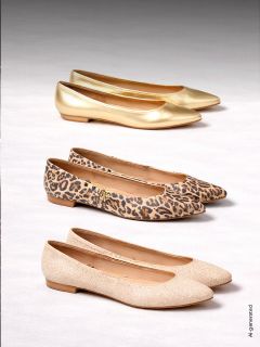 Tres pares de zapatos planos de mujer: dorado, estampado de leopardo y purpurina beige, dispuestos en filas sobre un fondo claro.