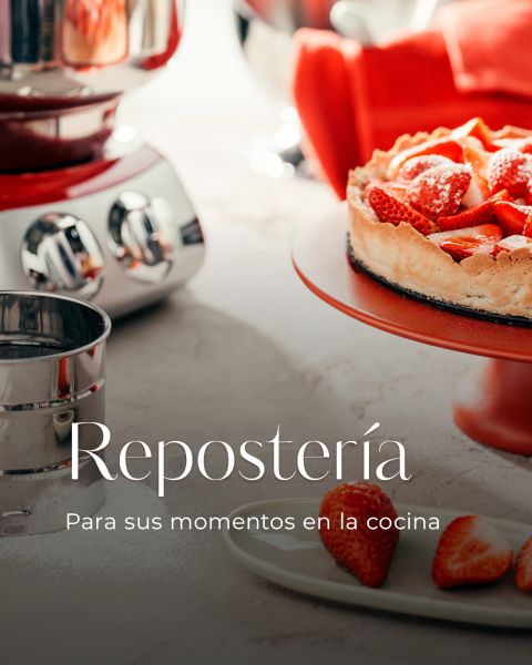 Batidora roja, colador de metal y tarta de queso de fresa en un plato para tartas con el texto "Repostería Para sus momentos en la cocina" sobre la imagen.