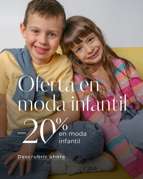 Dos niños sonrientes sentados en un sofá amarillo anuncian un descuento del 20% en moda infantil.