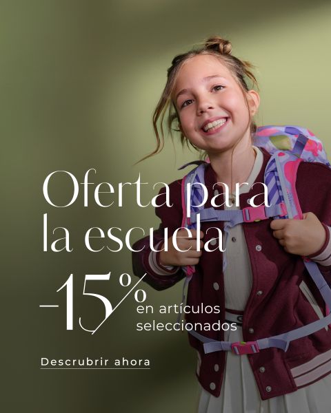 Una niña sonriente con una mochila está de pie junto a un texto que ofrece un 15 % de descuento en artículos escolares seleccionados, promocionando una venta especial en español.