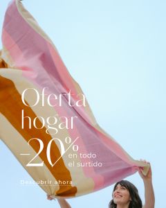 Una mujer sonriente saluda con una manta rosa-beige al aire libre. El texto en español ofrece un 20% de descuento en todos los artículos para el hogar.