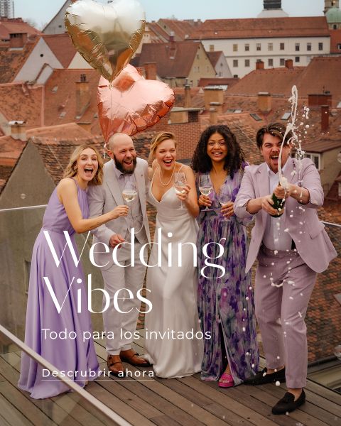 Cinco personas con trajes de color pastel celebran en una azotea con champán, globos y una sonrisa. El texto dice: "Vibras de boda. Todo para los invitados."