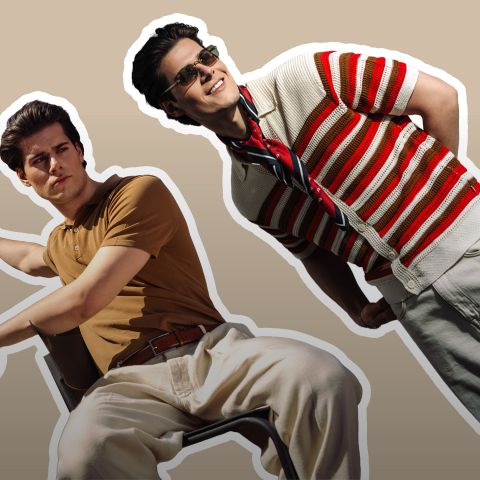 Dos hombres jóvenes posan con estilo; uno lleva un polo de color marrón claro y pantalones color crema, el otro una camisa de rayas rojas, gafas de sol y una bufanda ante un fondo beige.