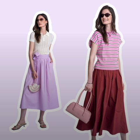 Dos mujeres posan con atuendos elegantes; una lleva una falda lavanda y una blusa blanca, la otra una falda roja y una blusa de rayas rosas. Ambas llevan bolsos y gafas de sol.