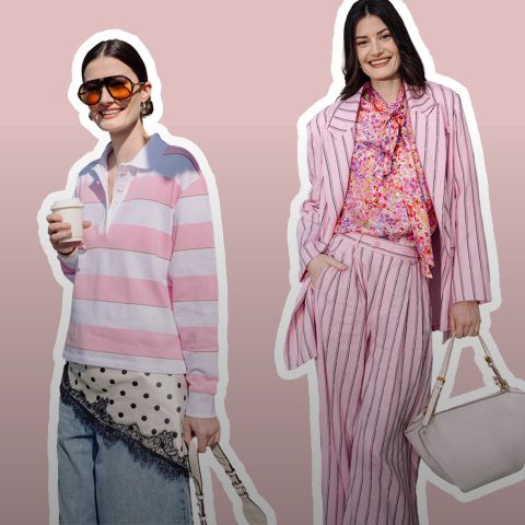 Dos mujeres vestidas con estilo, una con una camiseta de rugby de rayas rosas y vaqueros, la otra con un traje de raya diplomática rosa con una blusa de flores, ambas con bolsos.