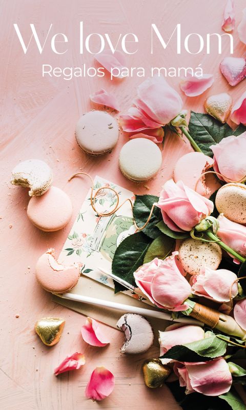 Rosas rosas, macarons en tonos pastel, bombones de corazones dorados y una tarjeta de flores sobre un fondo rosa con el texto "We love Mom, Regalos para mamá".