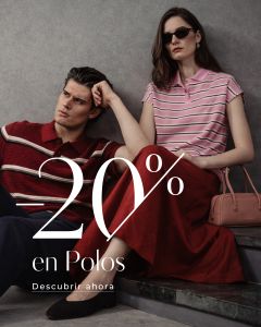 Un hombre y una mujer con elegantes polos de rayas y ropa roja están sentados uno al lado del otro. El texto dice: "20% en polos. Descubrir ahora.