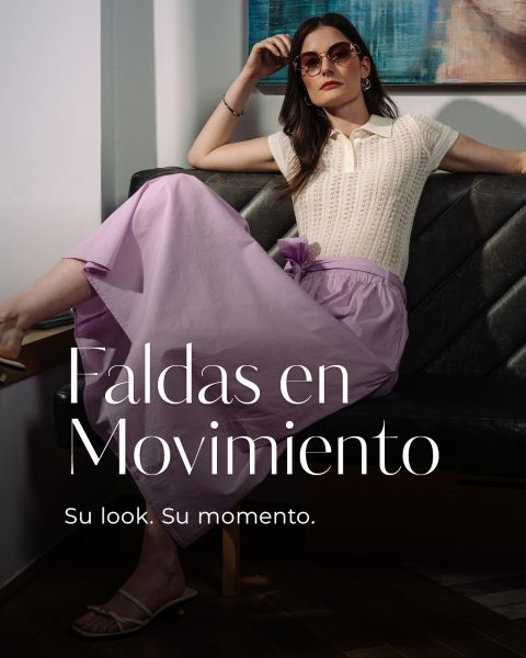 Una mujer con gafas de sol y un top de punto blanco está sentada en un banco y lleva una falda lavanda que fluye. El texto dice "Faldas en Movimiento. Su look. Su momento.