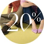 Zwei Personen sitzen auf einem gelben Boden und zeigen nur ihre Beine und Füße. In großer weißer Schrift steht "-20%".