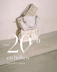 Tres elegantes bolsos en color crema y blanco, apilados sobre hormigón con una superposición de texto: "-20% en bolsos. Descubrir ahora".