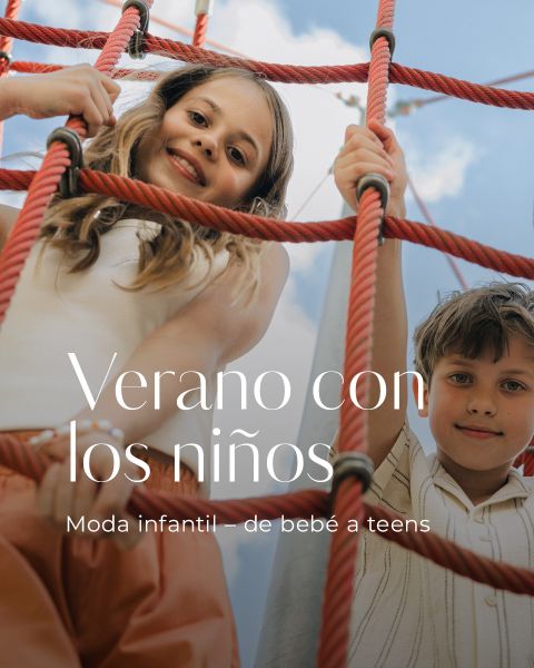 Dos niños escalan en una cuerda roja al aire libre y sonríen a la cámara. El texto dice: "Verano con los niños. Moda infantil - de bebé a teens."