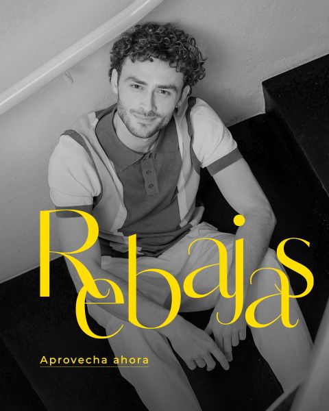 Un hombre está sentado en una escalera, mira hacia arriba y sonríe. Texto grande amarillo dice "Rebajas" y texto más pequeño dice "Aprovecha ahora".