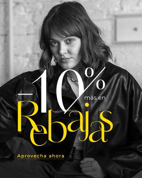 Una mujer con una chaqueta de cuero posa con confianza; encima, en letras negritas amarillas y blancas, dice: „-10 % más en Rebajas. Aprovecha ahora“.