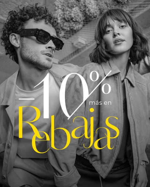Un hombre y una mujer elegantemente vestidos posan con confianza; encima, en letras negritas blancas y amarillas, se lee el texto «-10 % más en Rebajas».