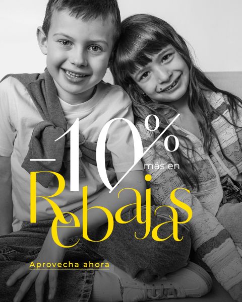 Dos niños sonrientes están sentados uno al lado del otro. Un texto en español anuncia un descuento adicional del 10% en las rebajas y dice: «¡Aprovecha ahora!»